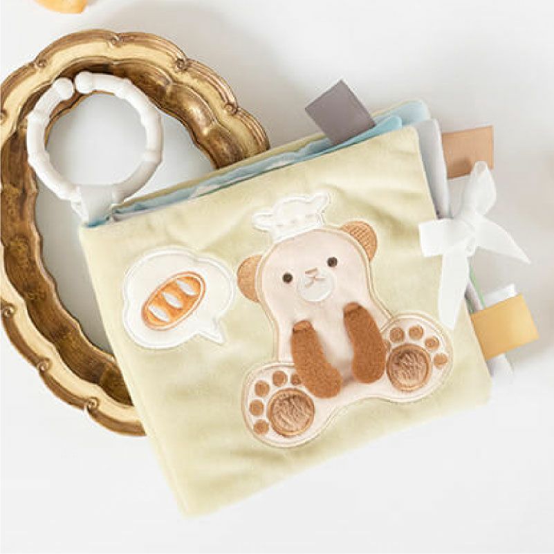 amanoppo ふんわりえほん 布絵本 こぐまくんの焼きたてパン ネームタグ cocory friends おもちゃ ベビー 赤ちゃん 幼児 知育 音 0歳 1歳 育児 マタニティ プレママ ギフト  プレゼント 出産祝い プレゼント