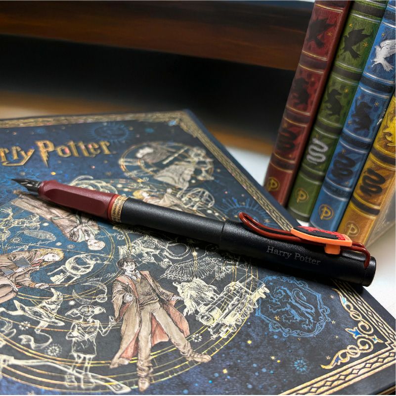【名入れ無料】ハリーポッター Harry Potter LAMY サファリ 万年筆 4寮セット ＋ ペーパーブランクス ミディ 罫線 ノート4冊セット ホグワーツ 全寮コンプリート ８点セット グリフィンドール スリザリン レイブンクロー ハッフルパフ ハリポタ