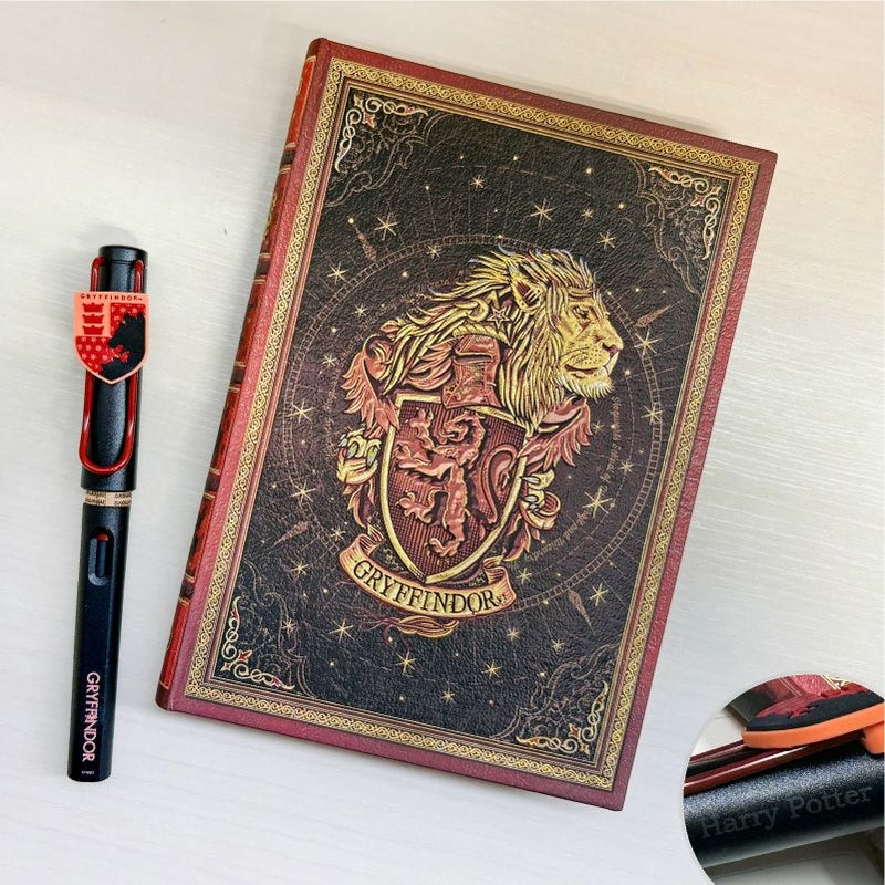 【名入れ無料】　ラミー サファリ LAMY Safari ハリーポッター Harry Potter ハリポタ 万年筆 ペーパーブランクス Paperblanks グリフィンドール ホグワーツ ミディ 罫線 ノート 2点セット 誕生日 ギフト 推し活