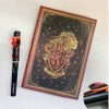 【名入れ無料】　ラミー サファリ LAMY Safari ハリーポッター Harry Potter ハリポタ 万年筆 ペーパーブランクス Paperblanks グリフィンドール ホグワーツ ミディ 無地 ノート 2点セット 誕生日 ギフト 推し活