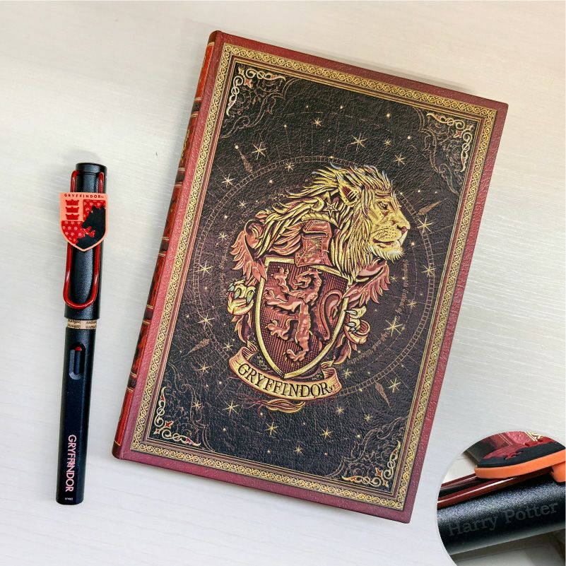 【名入れ無料】　ラミー サファリ LAMY Safari ハリーポッター Harry Potter ハリポタ 万年筆 ペーパーブランクス Paperblanks グリフィンドール ホグワーツ ミディ 無地 ノート 2点セット 誕生日 ギフト 推し活