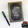 【名入れ無料】　ラミー サファリ LAMY Safari ハリーポッター Harry Potter ハリポタ 万年筆 ペーパーブランクス Paperblanks スリザリン ホグワーツ ミディ 罫線 ノート 2点セット 誕生日 ギフト 推し活