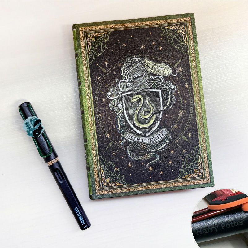 【名入れ無料】　ラミー サファリ LAMY Safari ハリーポッター Harry Potter ハリポタ 万年筆 ペーパーブランクス Paperblanks スリザリン ホグワーツ ミディ 無地 ノート 2点セット 誕生日 ギフト 推し活