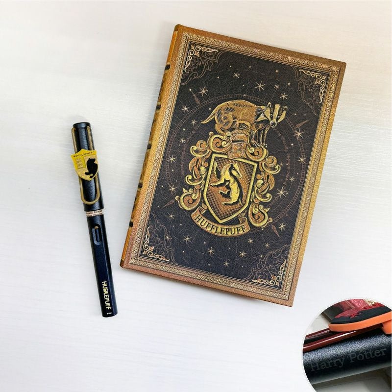 【名入れ無料】　ラミー サファリ LAMY Safari ハリーポッター Harry Potter ハリポタ 万年筆 ペーパーブランクス Paperblanks ハッフルパフ ホグワーツ ミディ 無地 ノート 2点セット 誕生日 ギフト 推し活